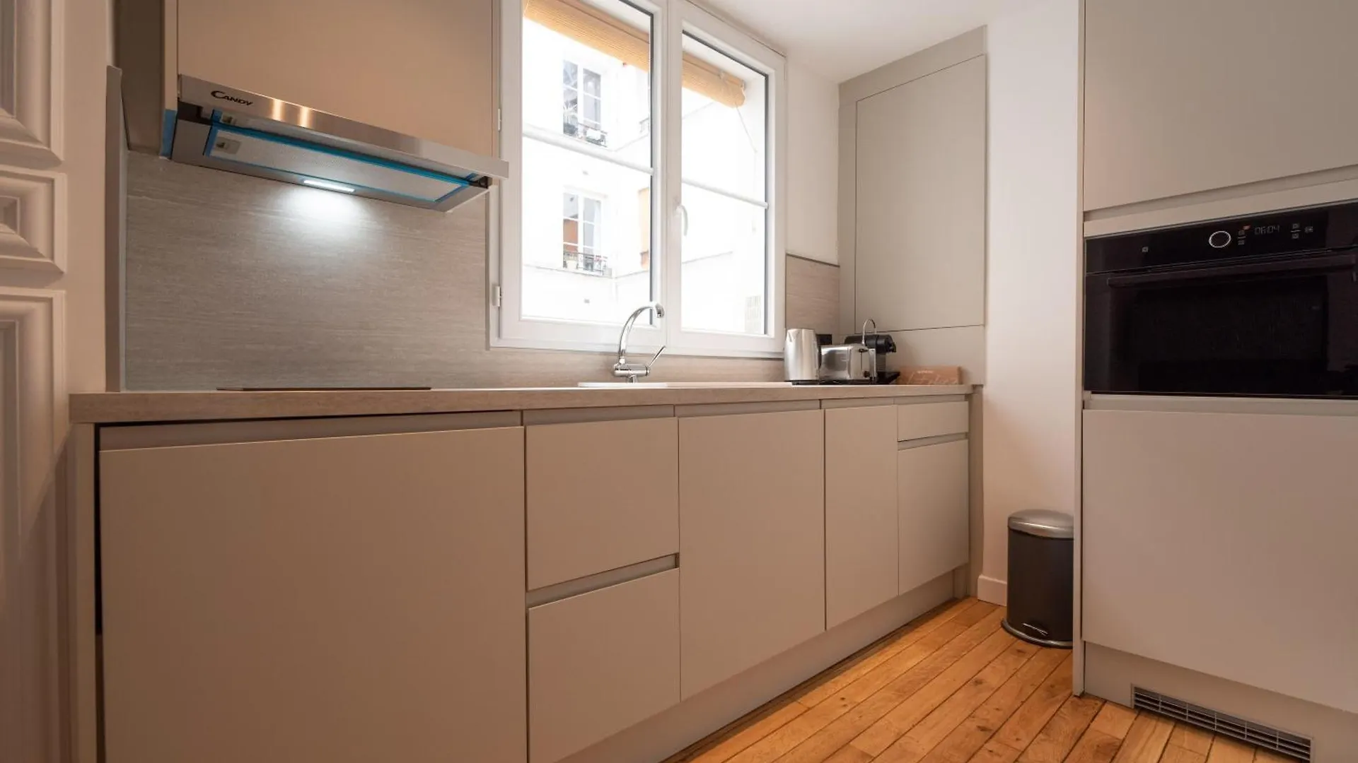 Lovely Apartment Near Canal St Martin contacts